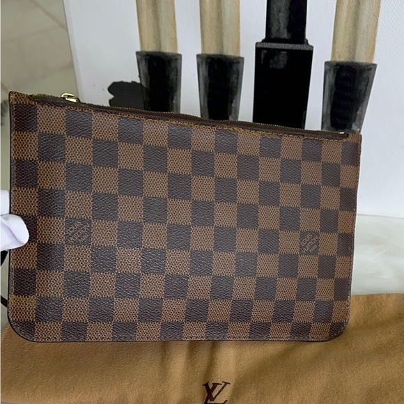 Auth Louis Vuitton Wristlet - Picture 5 of 17